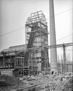 821193 Gezicht op de in aanbouw zijnde kolenhouder van de Gemeentelijke Gasfabriek (Wittevrouwensingel 88 / ...